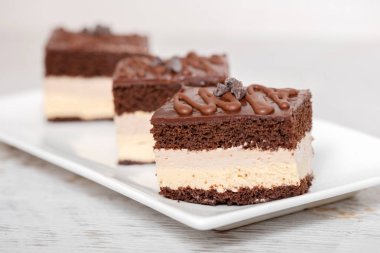 Çikolata ve krema pasta plaka üzerinde