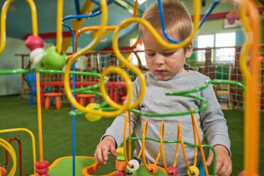 Çocuk çocuklar Roo beyin gelişimi için eğitici oyuncak oynuyor