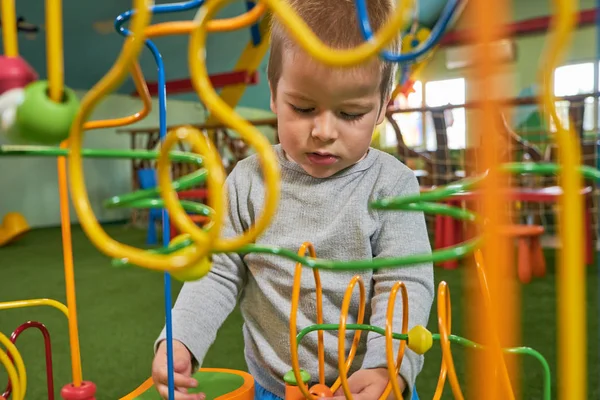 Garçon joue jouet éducatif pour le développement du cerveau chez les enfants roo — Photo