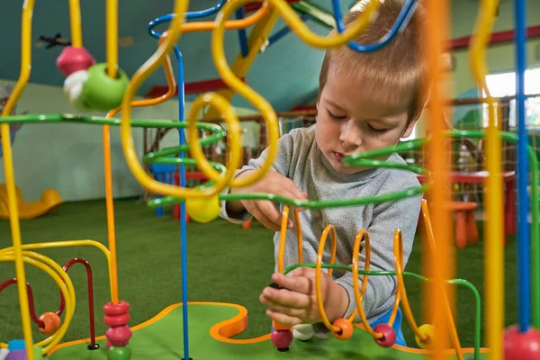Portrait de garçon jouant jouet éducatif pour le développement du cerveau — Photo