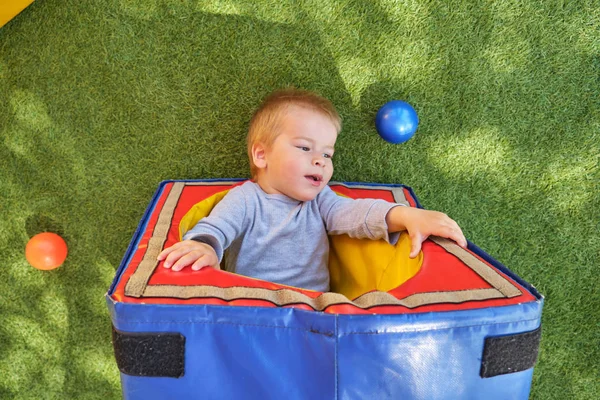 Ребенок на детской площадке веселится — стоковое фото