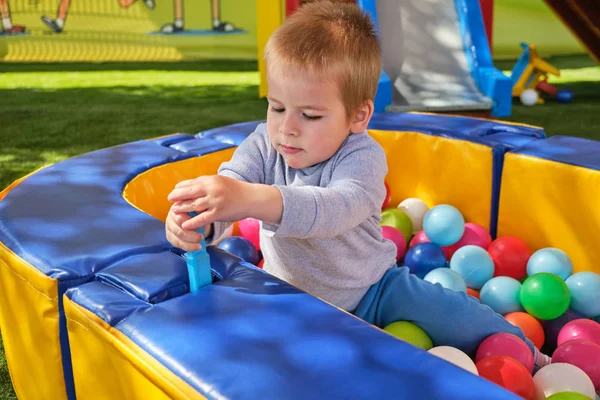 Garçon Joue Dans Piscine Balle Aire Jeux Pour Enfants — Photo