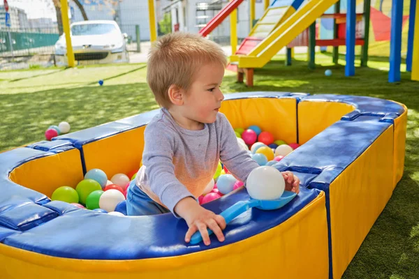 Enfant dans la fosse à billes s'amuser dans le centre de jeux pour enfants — Photo