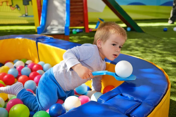 Enfant dans la fosse à billes s'amuser dans le centre de jeux pour enfants — Photo