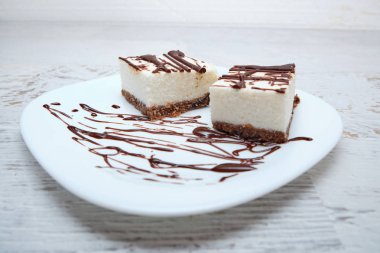 Üstüne çikolata ile Hindistan cevizi kek