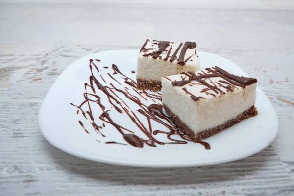 Gâteau à la noix de coco avec du chocolat sur le dessus — Photo