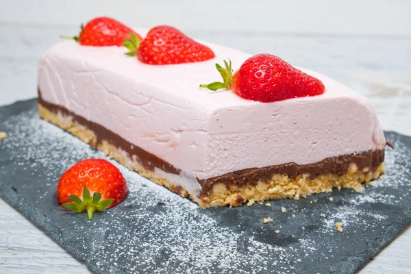 Gâteau au yaourt aux fraises au chocolat décoré de fruits frais — Photo