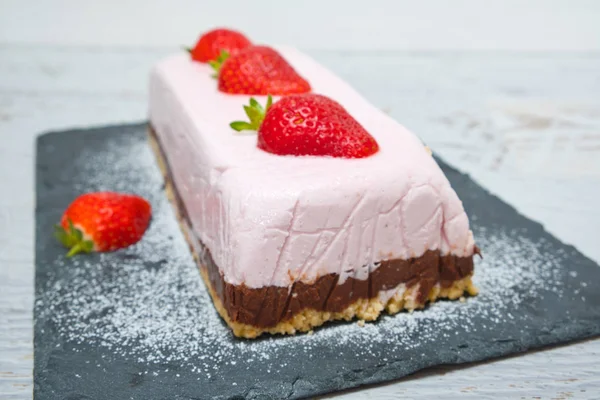 Torta di yogurt alla fragola al cioccolato decorata con frutta fresca — Foto Stock