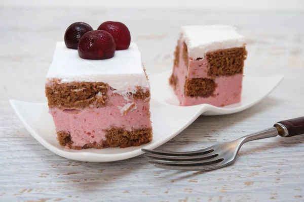 Торт из вишневого йогурта со свежими фруктами — стоковое фото