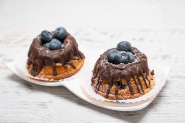 Çikolata tepesi ile taze pişmiş yaban mersini kekler