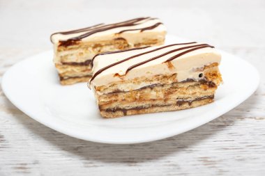 Lezzetli vanilya ve çikolatalı kek dilim