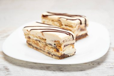 Lezzetli vanilya ve çikolatalı kek dilim