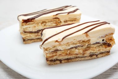 Lezzetli vanilya ve çikolatalı kek dilim