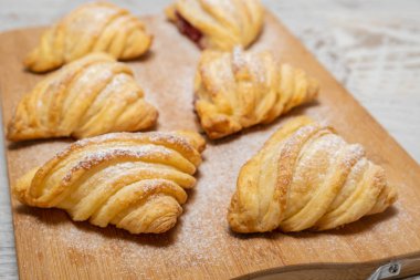 Ev yapımı taze pişmiş böğürtlenli börek