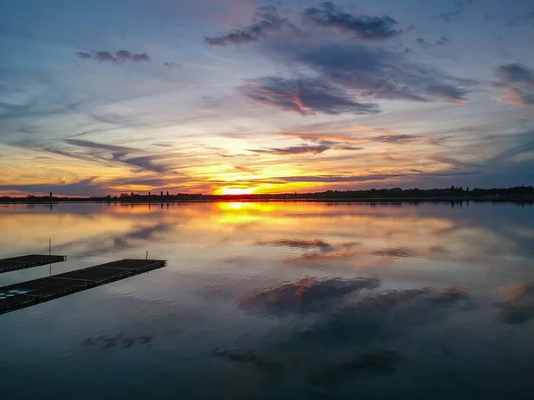 Scéna západu slunce nad hladinou jezera - drone shoot — Stock fotografie