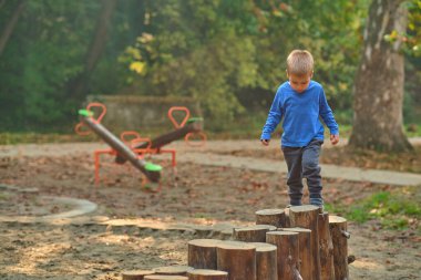 küçük çocuk oyun oynuyor