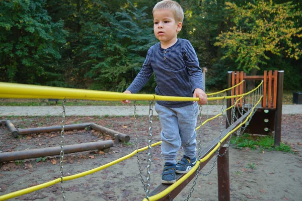 Petit garçon actif sur l'aire de jeux — Photo