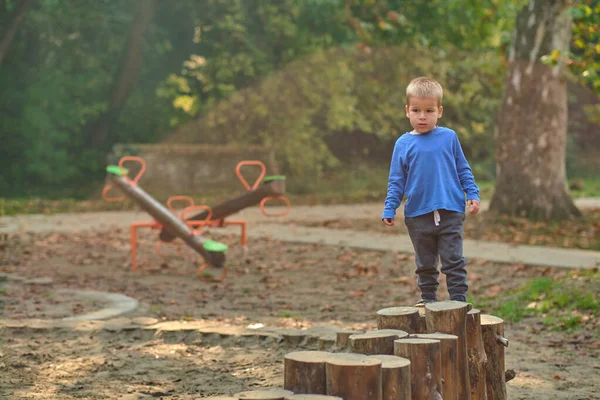 Petit garçon actif sur l'aire de jeux — Photo