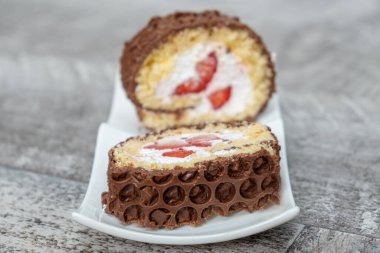 Ev yapımı Çikolatalı Çilekli Kek  