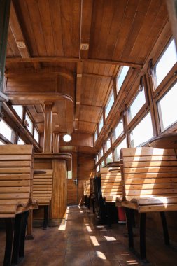 Antika tren vagonunun içi.