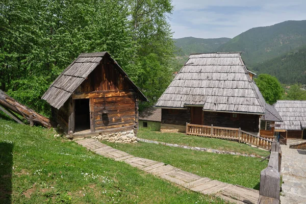 Házak Drvengrad Etno Faluban Szerbia — Stock Fotó