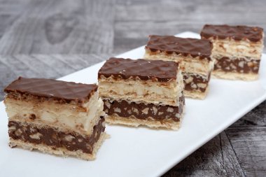 Cevizli, vanilyalı ve çikolatalı tatlı kremalı ev yapımı gofretler.