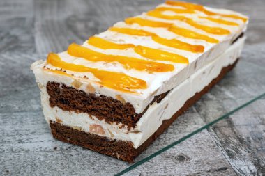 Şeftalili ve peynirli ev yapımı kremalı pasta.