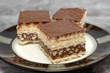 Cevizli, vanilyalı ve çikolatalı tatlı kremalı gofretler.