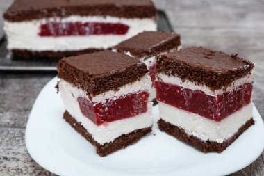 Lezzetli ahududulu kek ve tatlı vanilyalı krema parçaları.