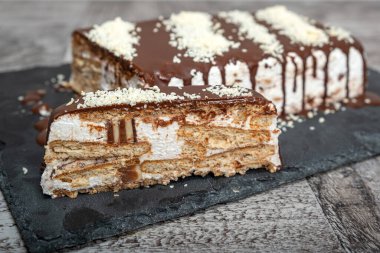 Tatlı Çikolata ve Bisküvi Ev Yapımı Kek