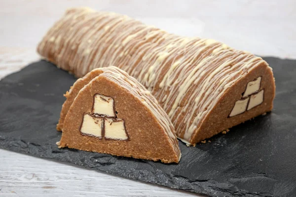 Rolo Suíço Caseiro Com Bananas Chocolate Biscoitos Moídos — Fotografia de Stock