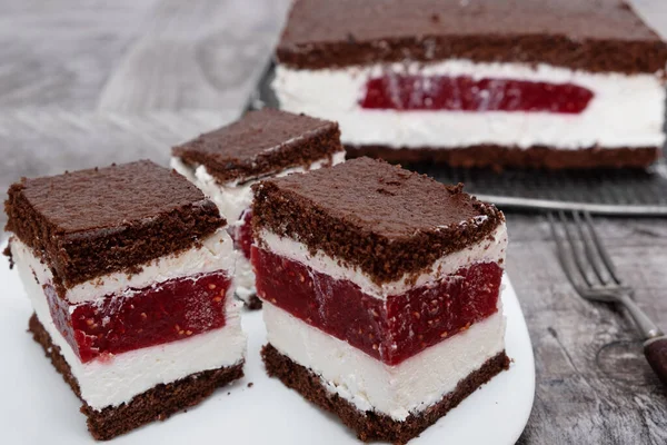 Кусочки Вкусного Малинового Торта Сладкого Ванильного Крема — стоковое фото