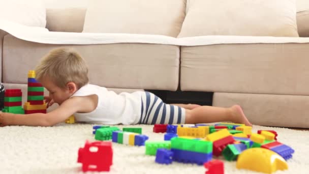 Παιδί Νήπιο Διασκεδάζει Παίζοντας Ένα Πλαστικό Κατασκευαστή — Αρχείο Βίντεο