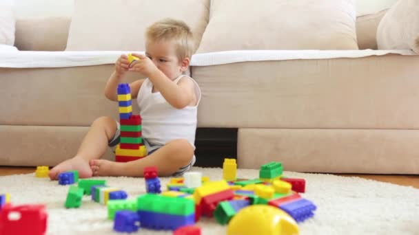 Criança Divertindo Brincando Com Construtor Plástico — Vídeo de Stock
