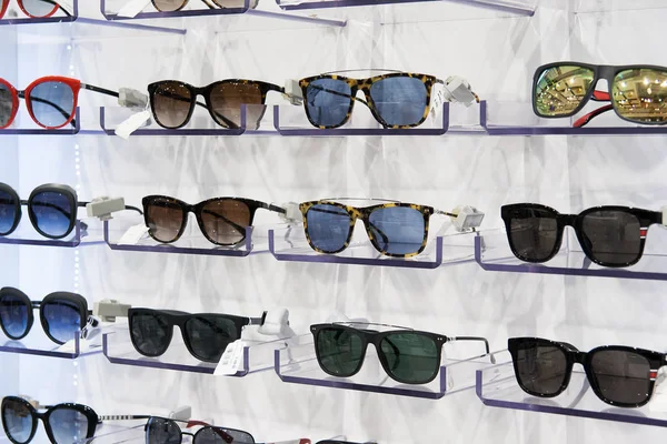 Sluneční Brýle Prodej Uložené Policích Horizontální Formace — Stock fotografie