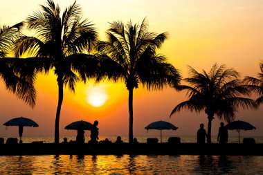 Deniz on Sunset. Yüzme Havuzu ön planda.