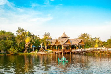 Ev parktaki gölün kıyısında. Tayland, Pattaya