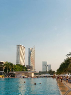 Pattaya, Tayland, 03 Aralık 2018:-insanlar rahatlamak Ambassador City Jomtien Hotel'in havuzu tarafından
