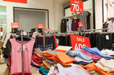 Satış-Out. Bir giyim mağazası ticaret kat iç.