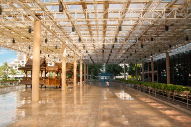 İki Asyalı kız ücreti fotoğraflandı.