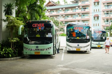Pattaya, Tayland - 01 Aralık 2018: Turist otobüsleri, Park 