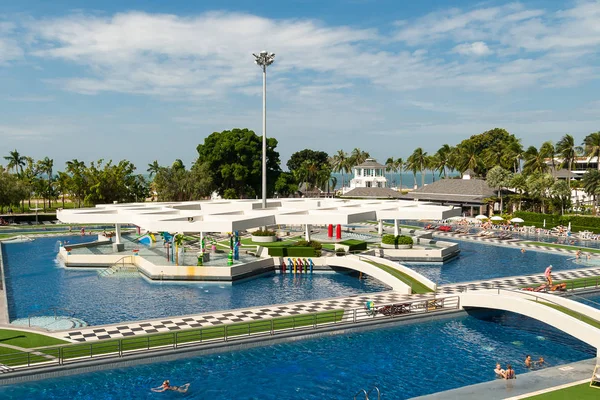Люди має можливість відпочити біля плавальний басейн у готелі Ambassador City Джомтьен — стокове фото