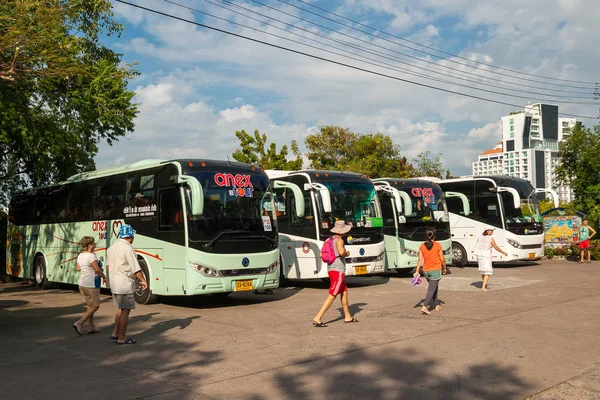 Pattaya, Thaiföld - December 01, 2018: Turisztikai buszok a parkoló. — Stock Fotó