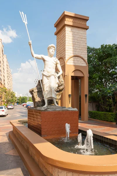 Estatua de Neptuno cerca de la fuente — Foto de Stock