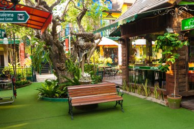 Tezgah ve heykel café vardır