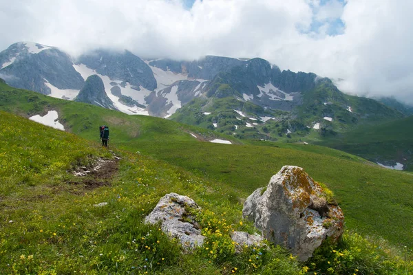 Turistas caminham ao longo do caminho nas montanhas do Norte do Cauca — Fotografia de Stock