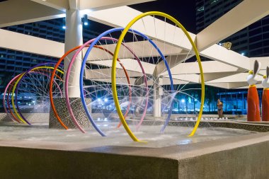 su springle sıçrama renkli halka tünel havuzu, akşam