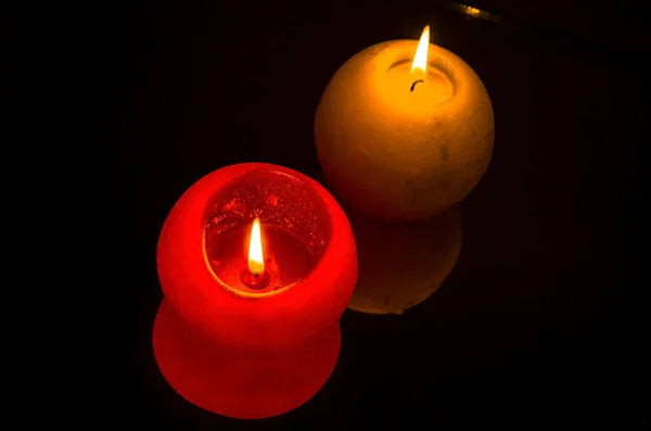 Dvě Hořící Svíčky Černém Pozadí Odrazem — Stock fotografie