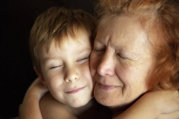 Mormor Och Barnbarn Kramade Och Kisa — Stockfoto