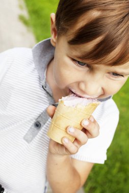 Dondurma yeme bir çocuk portresi
